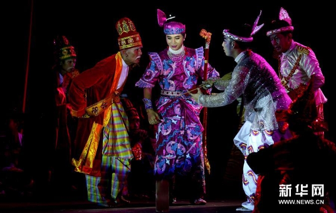 8月17日，在緬甸仰光，演員表演緬甸傳統(tǒng)戲劇。