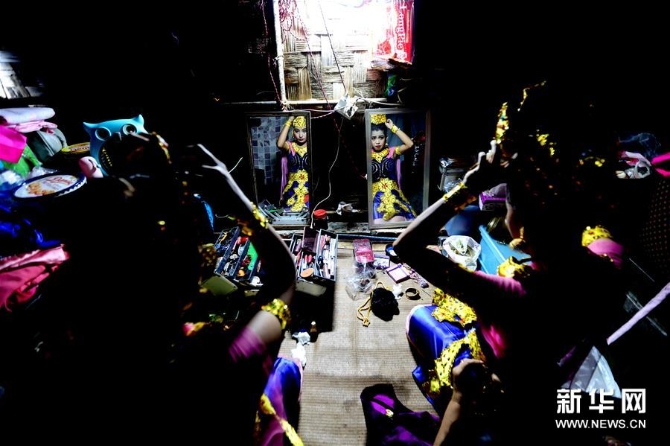 8月17日，在緬甸仰光，演員準備參加緬甸傳統(tǒng)戲劇表演。