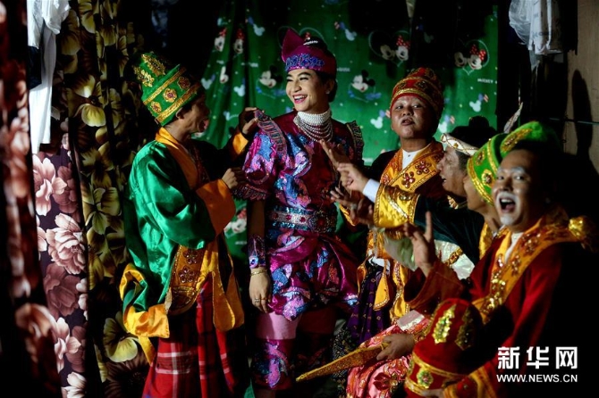 8月17日，在緬甸仰光，準備參加緬甸傳統(tǒng)戲劇表演的演員在后臺談笑。