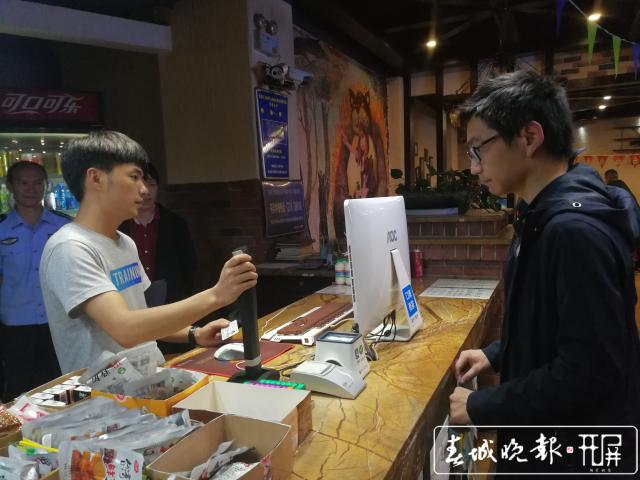 人證合一！曲靖網(wǎng)吧上網(wǎng)刷“臉卡” 全省率先實(shí)現(xiàn)網(wǎng)吧“人臉識(shí)別”全覆蓋 (1).jpg