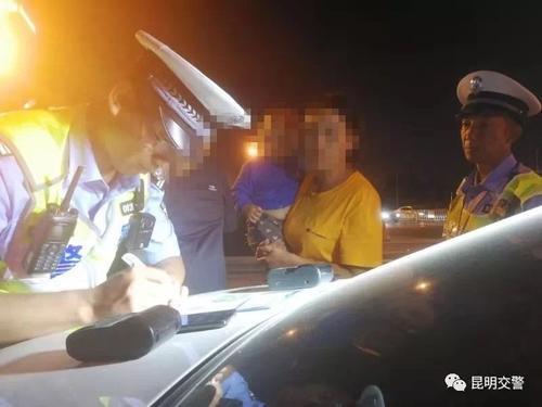 昆明3人酒駕被查，竟拿娃娃當(dāng)借口2.jpeg