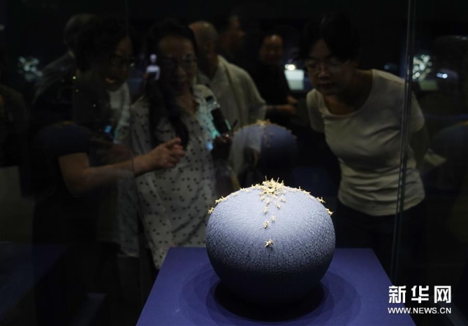 8月20日，觀眾觀看展出的作品《螞蟻聚寶盆》。