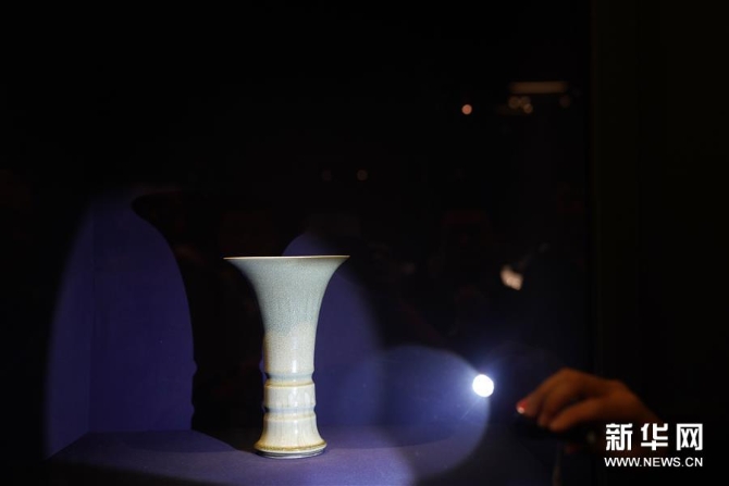 這是展出的何志隆作品《柴燒青瓷花觚》（8月20日攝）。