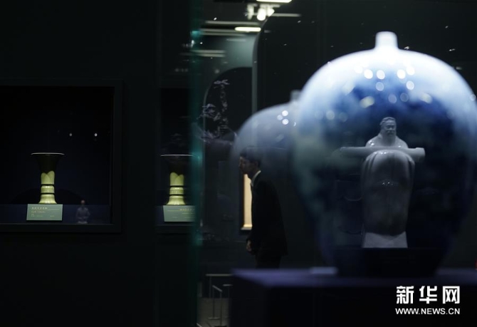 這是展出的何志隆作品《柴燒青瓷花觚》（左一）（8月20日攝）。