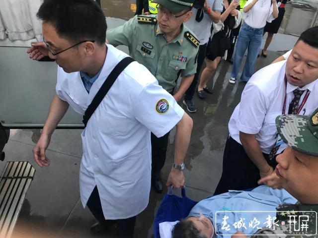 老撾車禍中受傷部分中國游客抵達昆明接受治療1.jpg