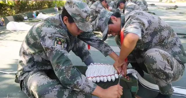新疆軍區(qū)首支女子特戰(zhàn)分隊昆侖山傘降，這出場方式沒sei了