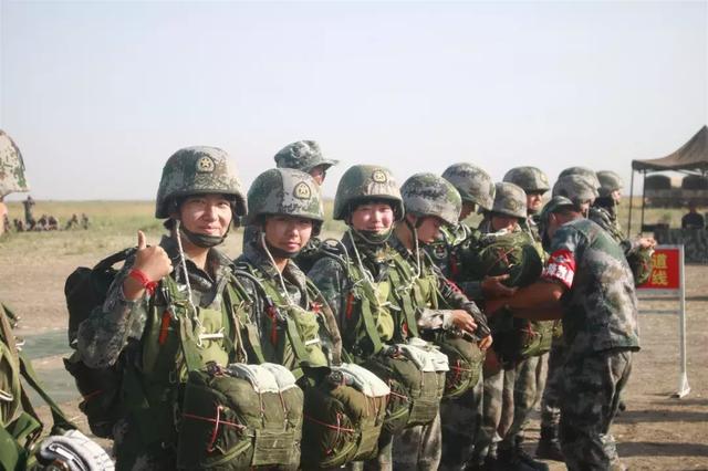新疆軍區(qū)首支女子特戰(zhàn)分隊昆侖山傘降，這出場方式沒sei了