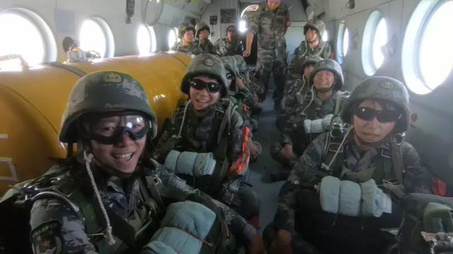 新疆軍區(qū)首支女子特戰(zhàn)分隊昆侖山傘降，這出場方式沒sei了