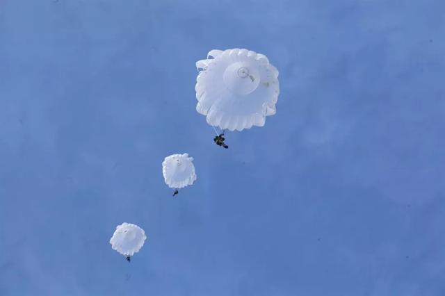 新疆軍區(qū)首支女子特戰(zhàn)分隊昆侖山傘降，這出場方式沒sei了