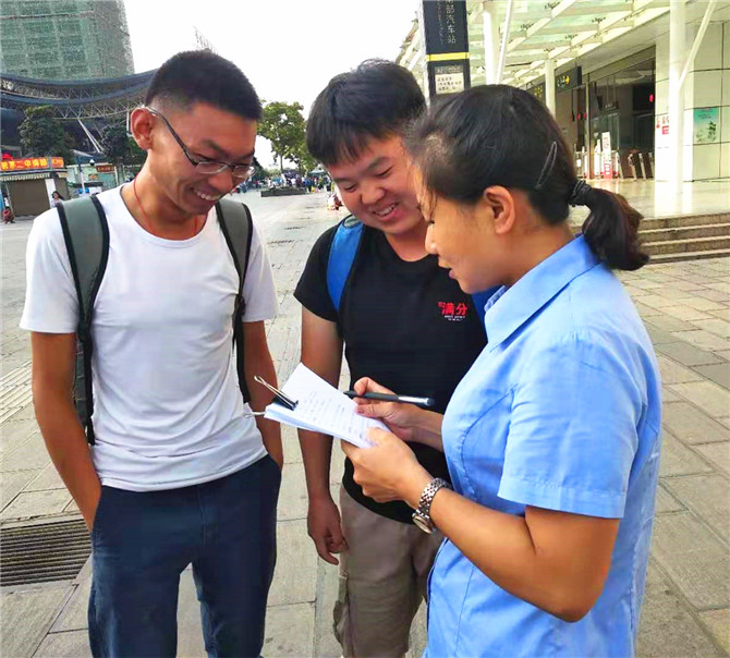 昆明公交志愿者發(fā)放調(diào)查問卷