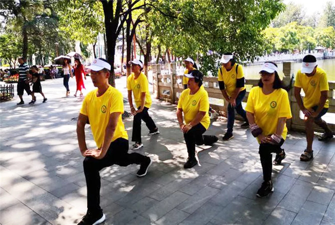 隊員進行賽前熱身。五華區(qū)衛(wèi)生健康局供圖