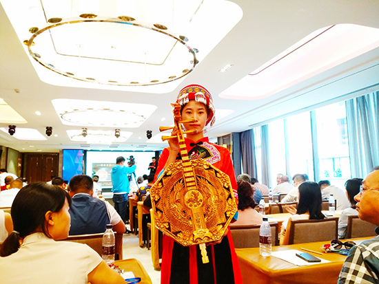 現(xiàn)場義賣的鎮(zhèn)南月琴