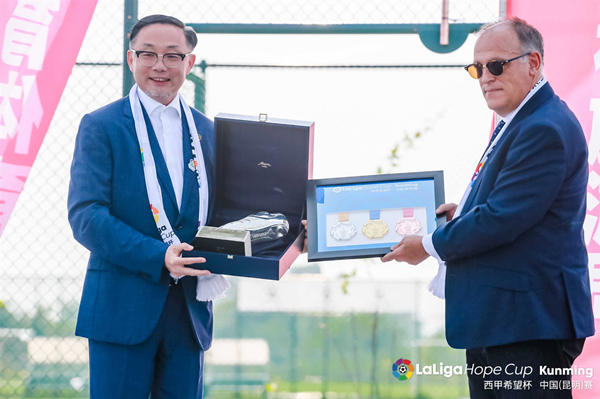 圖說：中體未來投資有限公司董事長王健光同西甲主席哈維爾·特巴斯互贈禮物。供圖