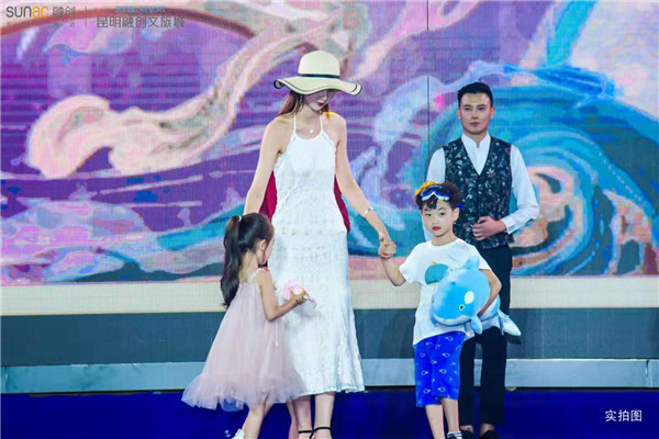 “海世界”樂(lè)園情景走秀