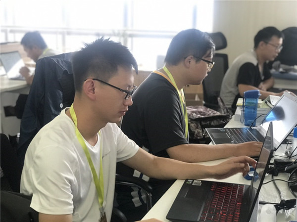 25日，云數(shù)傳媒在辦公室進(jìn)行當(dāng)日的比賽 jpg