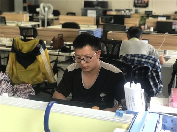 25日上午，云數(shù)傳媒參賽選手正在進(jìn)行緊張的比賽 