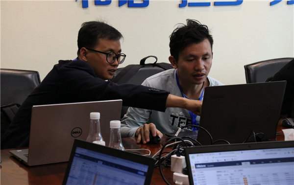 參賽選手討論問題