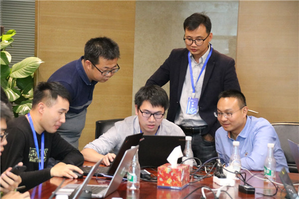 參賽選手相互討論