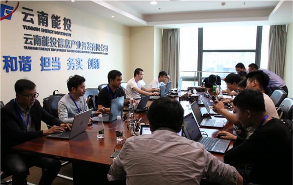 競(jìng)賽中防守方隊(duì)員在積極應(yīng)戰(zhàn)1