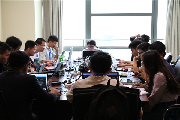 安恒信息領(lǐng)隊吳學(xué)勇和其他防守單位成員正在監(jiān)控數(shù)據(jù)