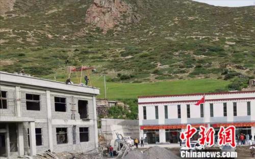 圖為村里蓋起的樓房。 謝藝觀 攝