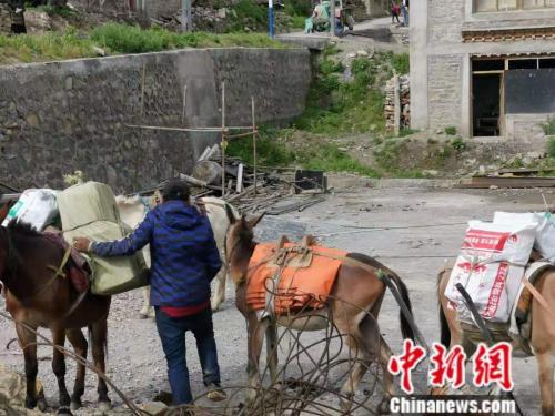 圖為正在裝東西的尼泊爾商隊(duì)。 謝藝觀 攝