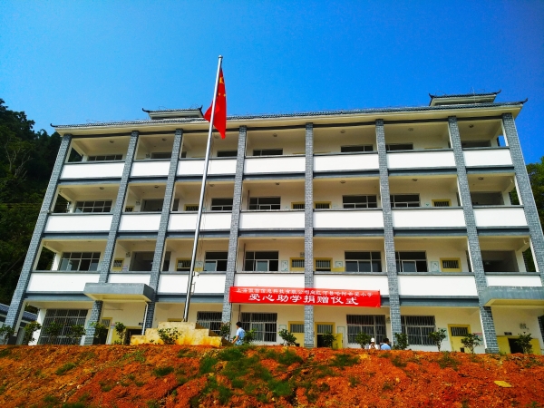 哈阿希望小學(xué)教學(xué)樓。記者江楓 攝