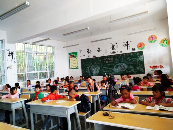 孩子們在教室里。記者江楓 攝