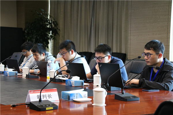 裁判組對比賽結(jié)果裁定 記者甘凌菲攝