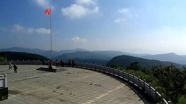 從棋盤宮遠(yuǎn)眺群山。