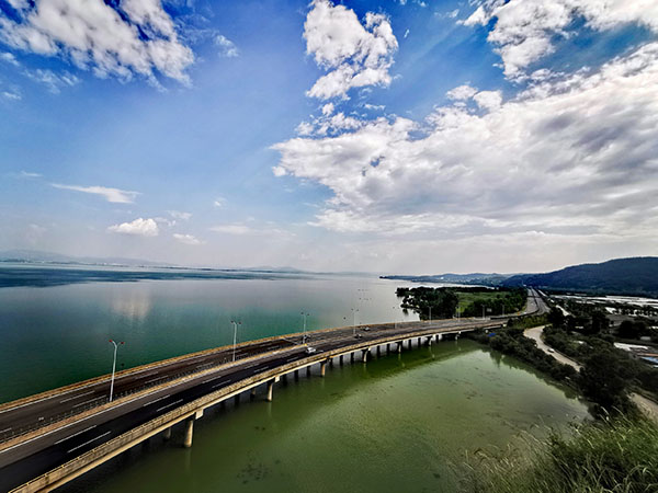 登高俯瞰 滇池美景  網(wǎng)友  馮建行