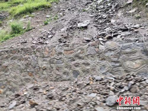 圖為吉隆溝內(nèi)發(fā)生落石的地段。 謝藝觀 攝