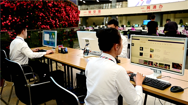 工作人員緊鑼密鼓調(diào)試設(shè)備 工作人員緊鑼密鼓調(diào)試設(shè)備