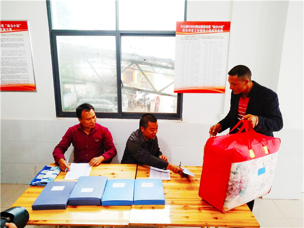 村民憑積分到“動力小站”兌換商品。記者江楓 攝(1)