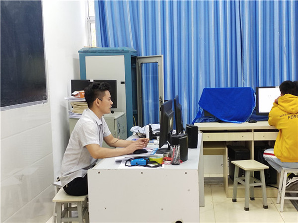 陳道明為村民培訓(xùn)電商知識(shí)。記者刁鳳云攝