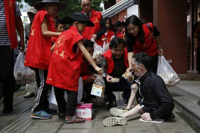 “昆明之美”志愿團(tuán)隊(duì)隊(duì)長(zhǎng)顧中國(guó)榮獲“最美志愿者”稱號(hào)