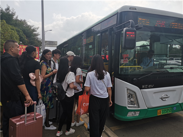 學(xué)生排隊(duì)乘車（昆明三十八車隊(duì)開設(shè)定制車保障返校學(xué)生出行）