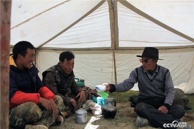 黨覺桑布到放牧點(diǎn)上看望兩個(gè)兒子。（袁育堃 攝）