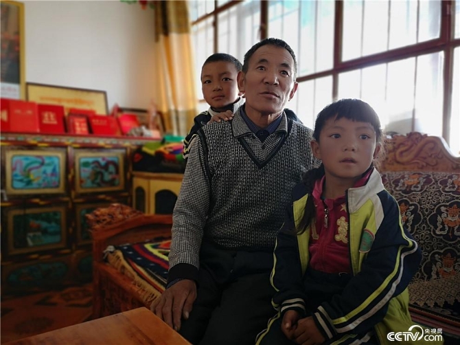 黨覺桑布在家中退居二線，工作之余主要照看孫女和孫子。（何川 攝）