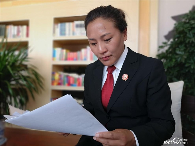 日土縣人民法院副院長達(dá)瓦卓瑪。（何川 攝）