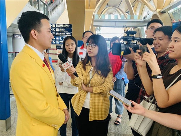 媒體現(xiàn)場采訪 媒體現(xiàn)場采訪