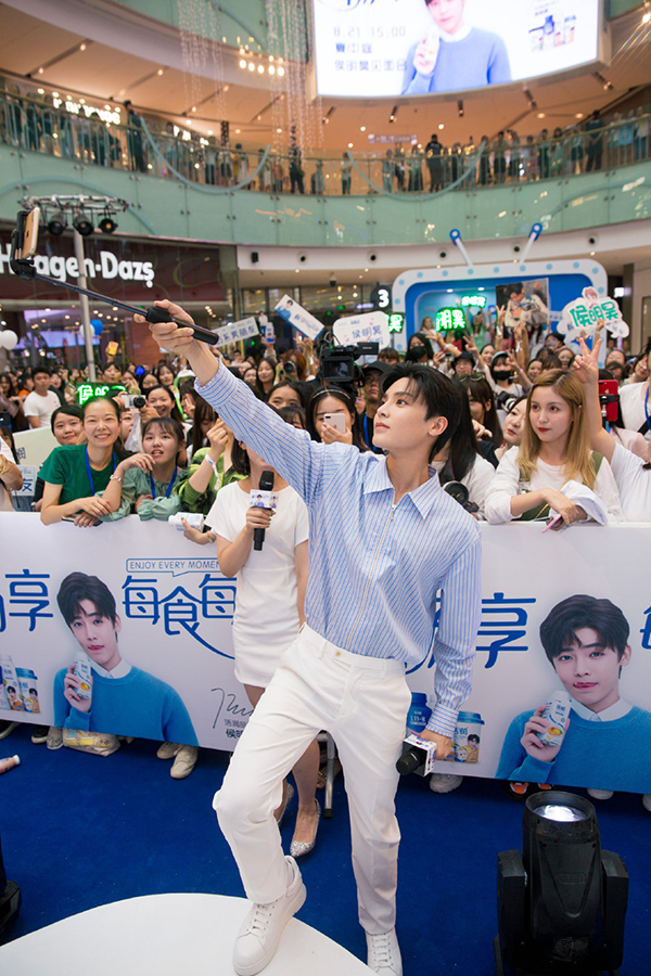 侯明昊與粉絲合影(新希望雪蘭活潤酸奶“Summer Campaign”收官) 侯明昊與粉絲合影(新希望雪蘭活潤酸奶“Summer Campaign”收官)