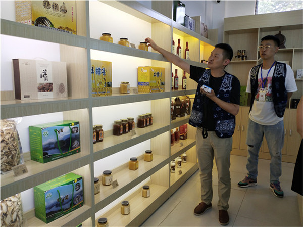 洱源縣電子商務(wù)公共服務(wù)中心農(nóng)特產(chǎn)品展示。