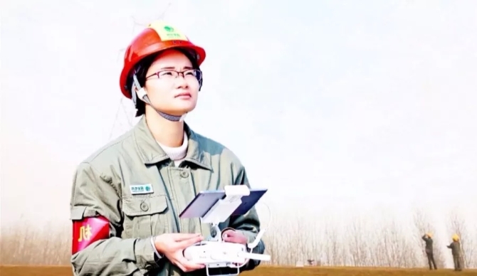 荊州供電公司檢修分公司輸電運(yùn)檢室無(wú)人機(jī)班班長(zhǎng)　王麗萍
