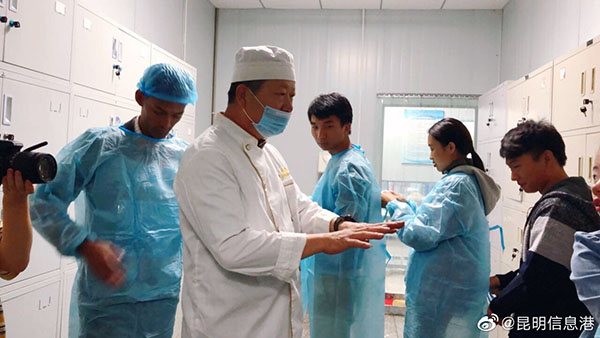 2 外國友人們跟隨烘焙師傅進入工作車間。記者金玉 攝