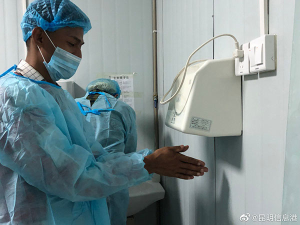 3 外國友人們按照嚴(yán)格的衛(wèi)生要求洗手、烘干。記者 金玉 攝