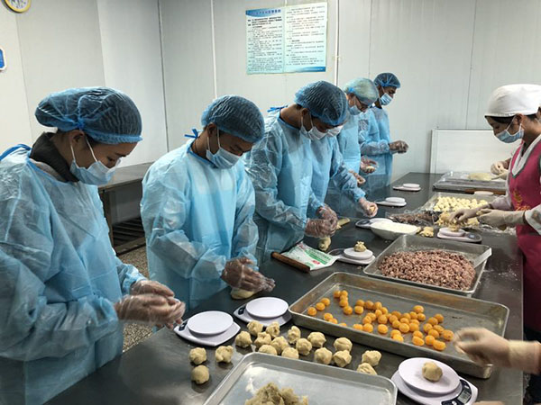 4 外國友人們在烘焙師傅的指導(dǎo)下有模有樣地制作月餅。 記者蘇雯芊 攝