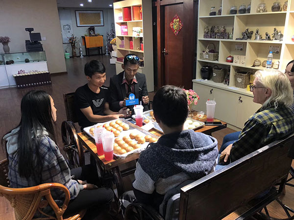 7 月餅出爐，外國友人們迫不及待地想嘗自己的“勞動成果”。 記者 蘇雯芊 攝