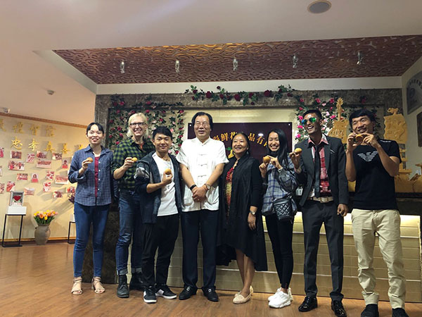 8 參加活動的外國友人與中國友人合影留戀。記者金玉 攝