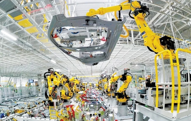 2016年10月18日，機器人在北京現代滄州工廠焊接車間生產線上工作。在這里，只需51秒就能組裝下線一輛汽車。新華社記者 牟宇 攝.webp